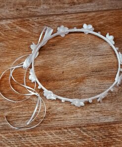 Coronita blanca con flores y perlas