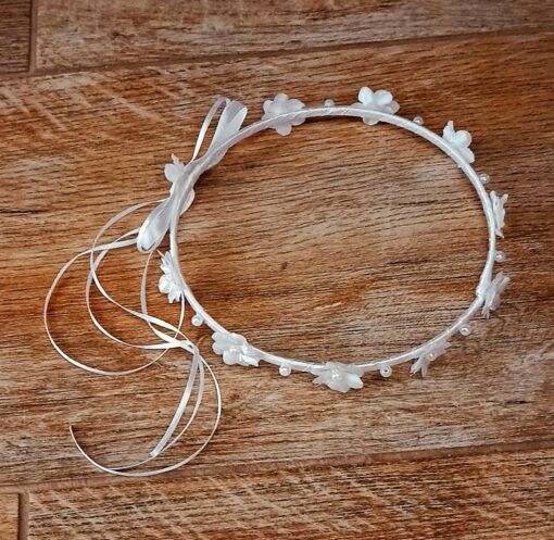 Coronita blanca con flores y perlas