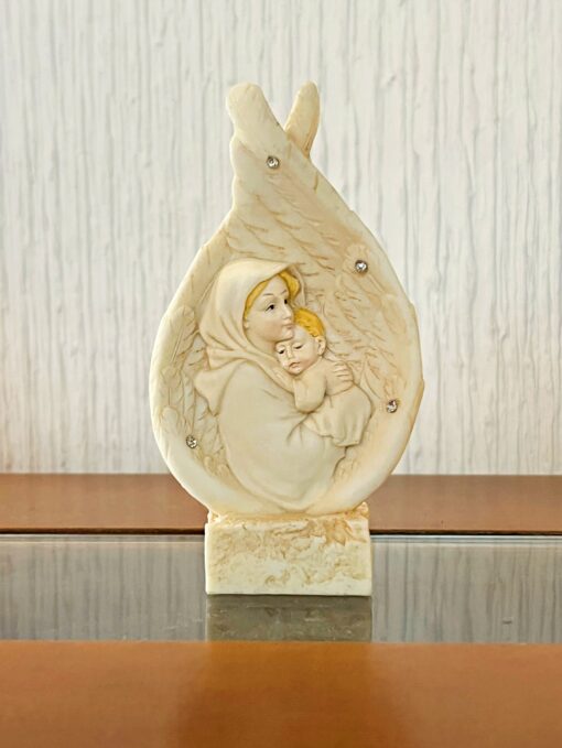 Estatuilla Jesús y María cubiertos por alas